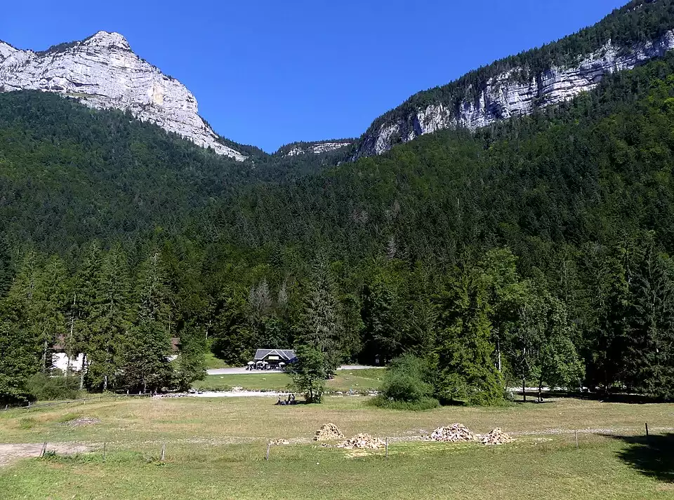 Cirque de Saint Même en été avec ciel bleu et vue complète sur le Cirque
