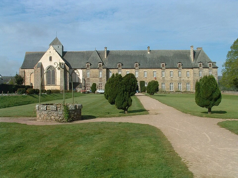 foret_de_broceliande-abbaye Façade de l'abbaye de Paimpont et de son église, vue depuis la pelouse et l'allée qui y mènent