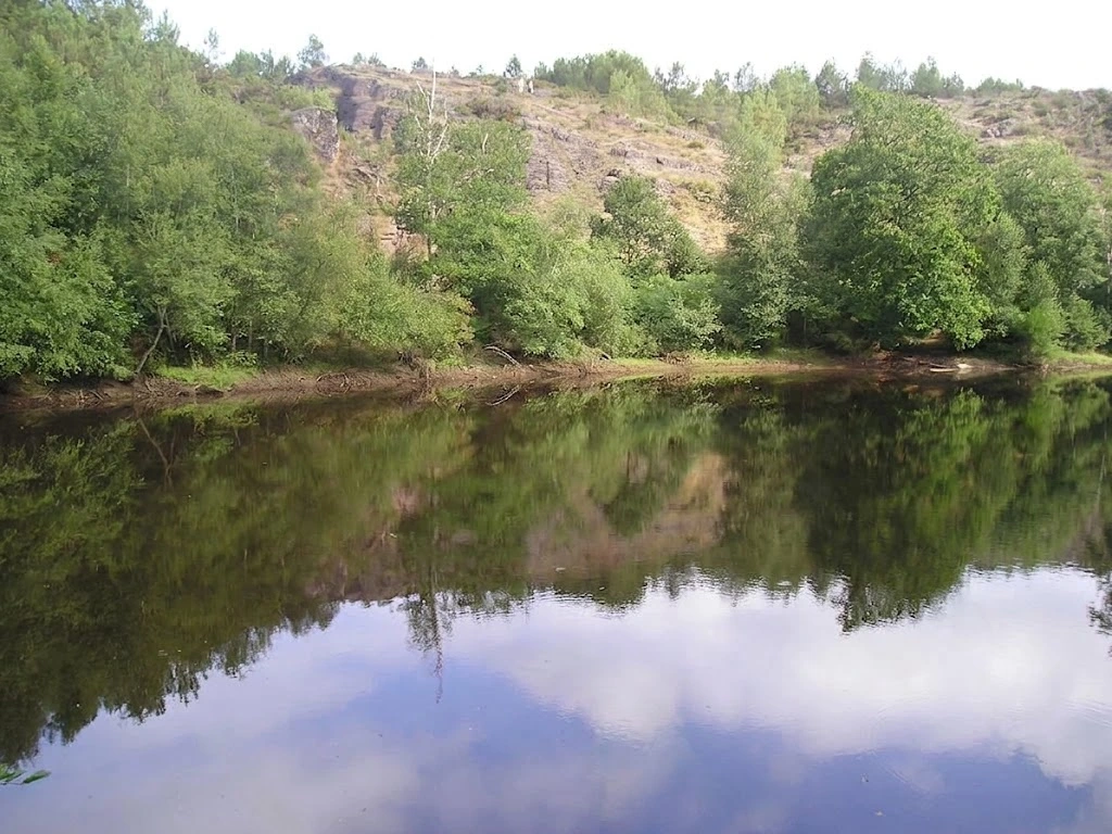 foret_de_broceliande-miroir_aux_fees Le Miroir aux Fées, étang du Val sans Retour où se reflètent les arbres et les hauteurs de schiste