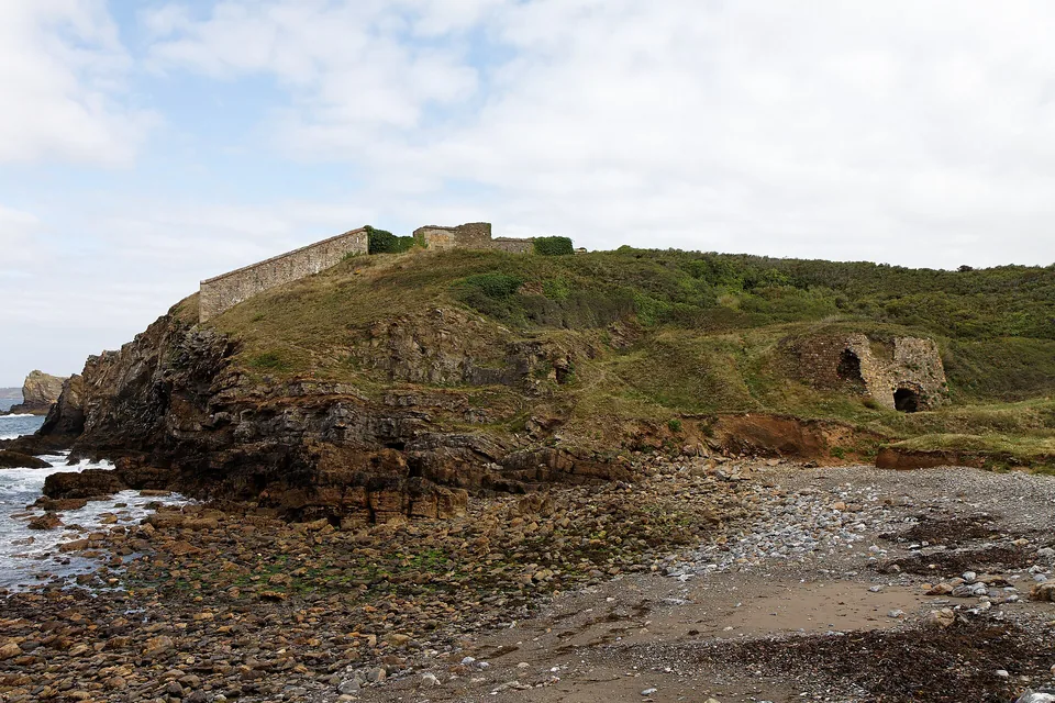 fort-fraternite-roscanvel-vestiges Vestiges du fort de la Fraternité sur sa pointe rocheuse, à Roscanvel