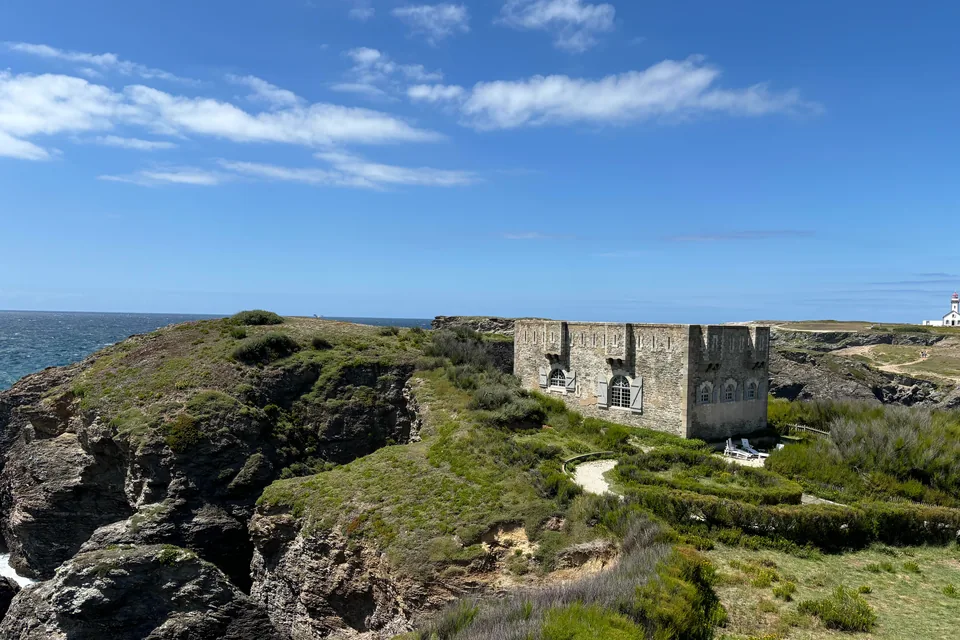 Fort Sarah-Bernhardt sur la pointe, avec le phare des Poulains à droite
