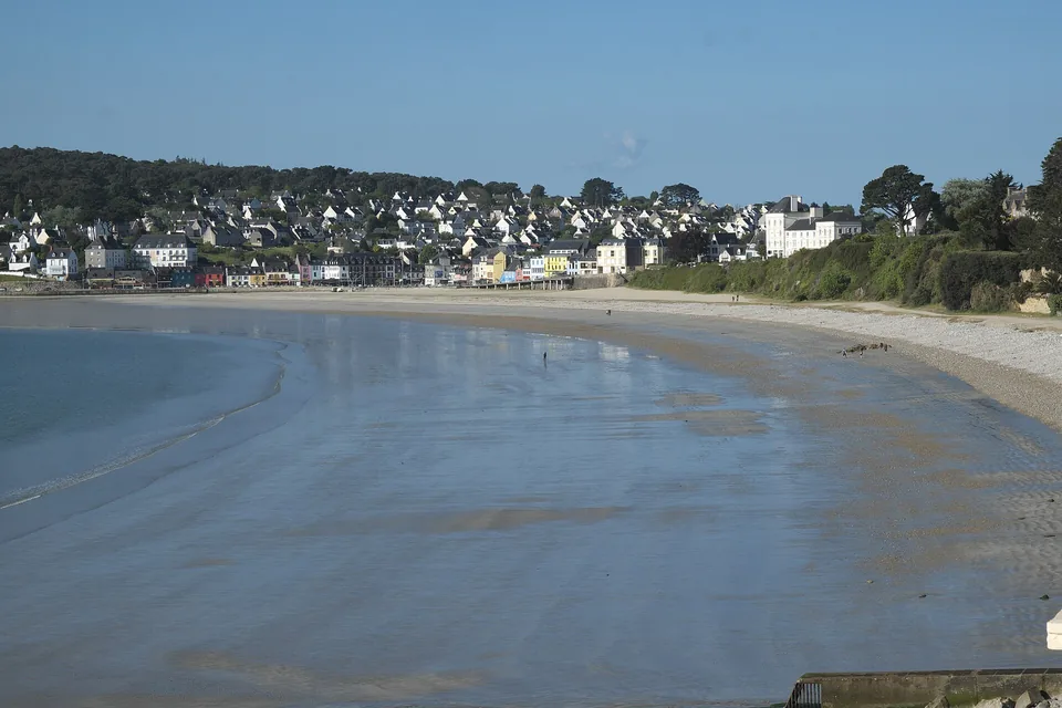 plage-morgat-maree-basse La plage de Morgat à marée basse, avec le village en arrière-plan, à Crozon