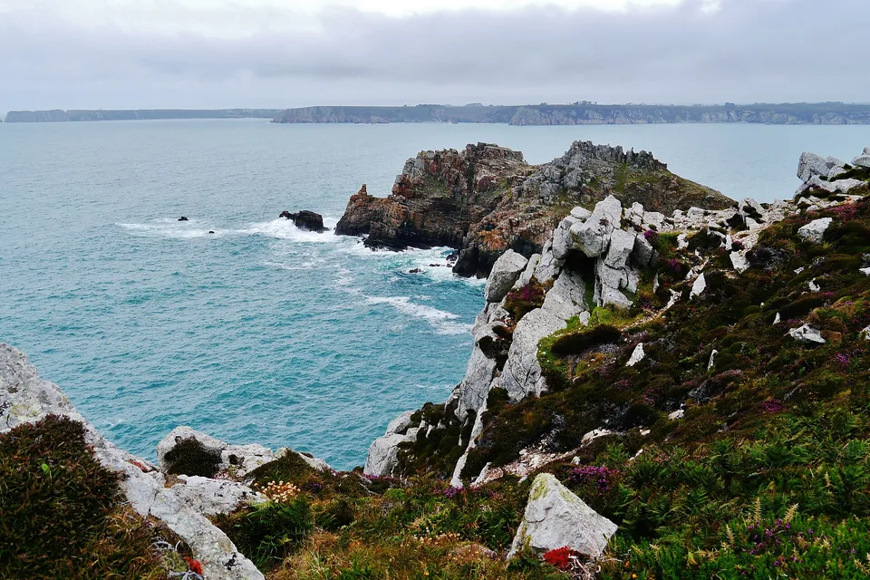 pointe-dinan-crozon-mer-turquoise Avancée rocheuse de la pointe de Dinan au-dessus d'une mer turquoise, à Crozon