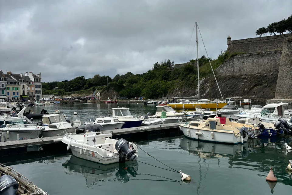 Bateaux amarrés dans le port du Palais au pied du rempart de la citadelle