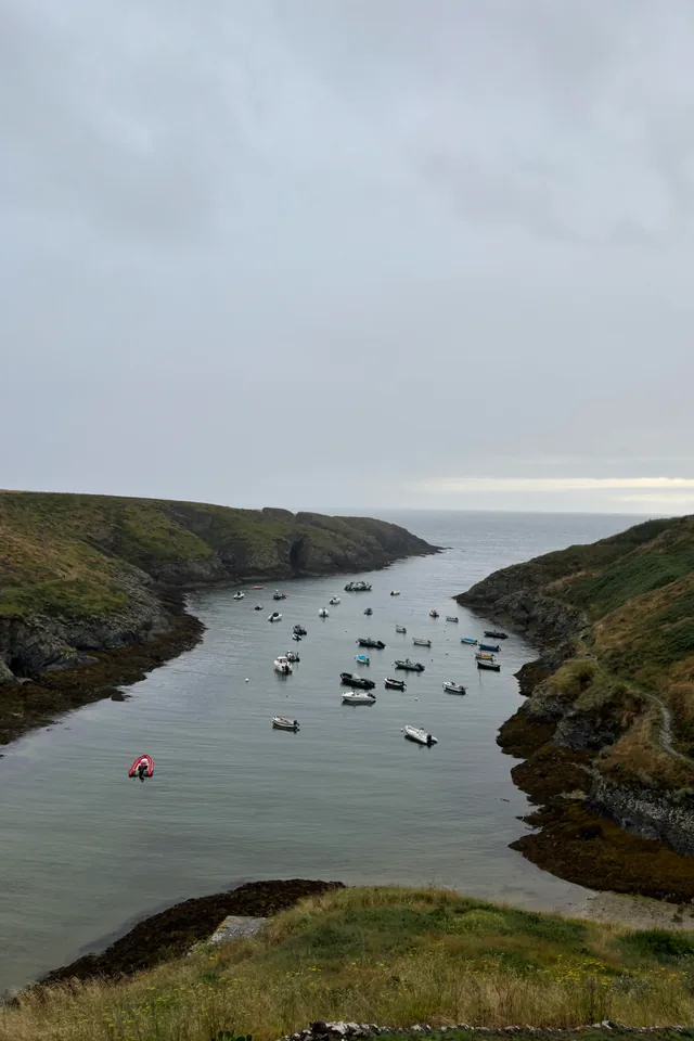 Barques mouillées dans l'anse étroite du port de Goulphar entre deux collines