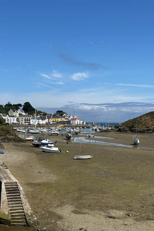 Port de Sauzon à marée basse, bateaux posés sur la vase devant les maisons
